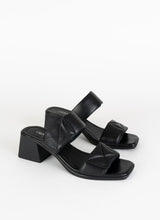 Lade das Bild in den Galerie-Viewer, Ein Paar eleganter Sandalen aus Leder in schwarz mit Karree Leisten, einem ca. 6 cm hohen Blockabsatz und zwei gepolsterten Riemen im Quilted-Look. Der obere Riemen hat einen Klettverschluss.