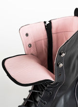 Lade das Bild in den Galerie-Viewer, Schwarzer Schnürboot aus Leder mit Karree Leisten und pinkfarbenen Kontrastnähten in der Front sowie einem pinkfarbenen Innenfutter aus Leder.