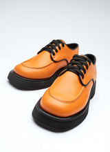 Lade das Bild in den Galerie-Viewer, Ein Paar chunky Lederschnürer mit dezenter Plateausohle und Wulstnaht in der Front sowie schwarzer Paspel