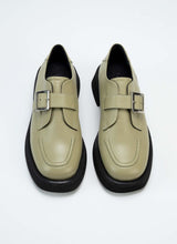 Lade das Bild in den Galerie-Viewer, Ein Paar grüner Halbschuhe aus Echtleder mit verstellbarer Schnalle über dem Spann. Gefüttert mit schwarzem, weich gepolstertem Leder. Diese Art von Modell nennt sich Monk und ist gleichermaßen von Frauen und Männern tragbar.