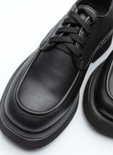 Lade das Bild in den Galerie-Viewer, Schwarzer, klassischer Halbschuh aus Leder mit Schnürung. Das Modell ist insgesamt zeitlos und schlicht gehalten, hat aber durch die ebenfalls schwarze Lederpaspel ein ausgereiftes Design. Der Schuh ist für Frauen und Männer gleichermaßen gut tragbar.