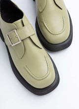 Lade das Bild in den Galerie-Viewer, Ein Paar Lederhalbschuhe mit verstellbarer Monk-Schnalle des Herstellers Cedoublé. Das nicht geschlechterspezifische Modell ist in einem hellen Maigrün, das Obermaterial ist hochwertiges Glattleder. Die leicht abgerundete Karree-Schuhfront sowie die dezente Plateausohle lassen den Schuh avantgardistisch wirken.