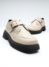 Lade das Bild in den Galerie-Viewer, Hell cremefarbener Halbschuh mit einer Schnalle aus hochwertigem, leicht genarbtem Leder.