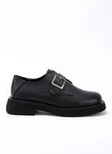Lade das Bild in den Galerie-Viewer, Klassisch-cooler Unisex-Schuhs aus zeitlosem, schwarzem Leder mit Riemen und Schnalle, die Schuhspitze ist eine Mischung aus Karree und rund.