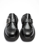 Lade das Bild in den Galerie-Viewer, Zwei parallel zueinender stehende Clogs aus schwarzem Leder. Im Fokus stehen die abgerundete Karreeform sowie die weiße Kontrastnaht auf der Schuhspitze.