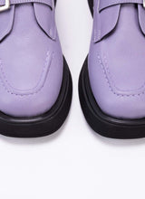 Lade das Bild in den Galerie-Viewer, Detailaufnahme eines besonderen Halbschuhmodells aus Leder in der Farbe Lavedel. Der Fokus liegt auf der prägnanten Wulstnaht mit farblich passendem Garn. Außerdem gut zu sehen ist die Front der schwarzen Laufsohle, die leicht erhöht ist.