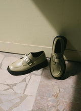 Lade das Bild in den Galerie-Viewer, Ein Paar grüner unisex Monks steht vor einer farblich passenden, salbeigrünen Wand