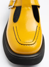 Load image into Gallery viewer, Moderner Mary Jane Lederschuh in sattem gelb aus weichem Knautschlack mit farblich abgesetzten Nähten in schwarz
