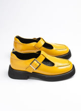 Load image into Gallery viewer, Chunky Mary Jane Schuh in knalligem Knautschlackleder