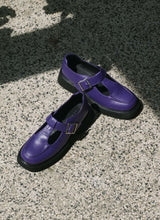 Lade das Bild in den Galerie-Viewer, Mary Jane Lederschuh chunky in knalligem lila auf einem von der Sonne angestrahlten Steinboden