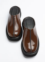 Lade das Bild in den Galerie-Viewer, Moderner Unisex-Clog mit Mittelnaht in edlem, dunkelbraunen Knautschlackleder