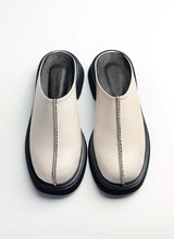 Lade das Bild in den Galerie-Viewer, Schlichter unisex Lederclog mit Mittelnaht in cremeweiß