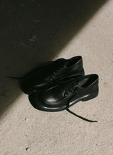 Load image into Gallery viewer, Schlicht-schwarzer unisex Schnürschuh im Halbschatten