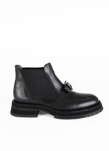 Lade das Bild in den Galerie-Viewer, Produktfoto eines schwarzen, knöchelhohen Chelseaboots aus Leder mit dekorativer Schleife über dem Spann.