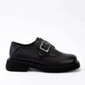 Klassisch-cooler Unisex-Schuhs aus zeitlosem, schwarzem Leder mit Riemen und Schnalle, die Schuhspitze ist eine Mischung aus Karree und rund.