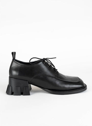 Extravaganter Halbschuh aus sehr hochwertigem Leder mit Hakenösen-Schnürung, skulpturalem Absatz, Anziehlasche und Karreeleisten. 
