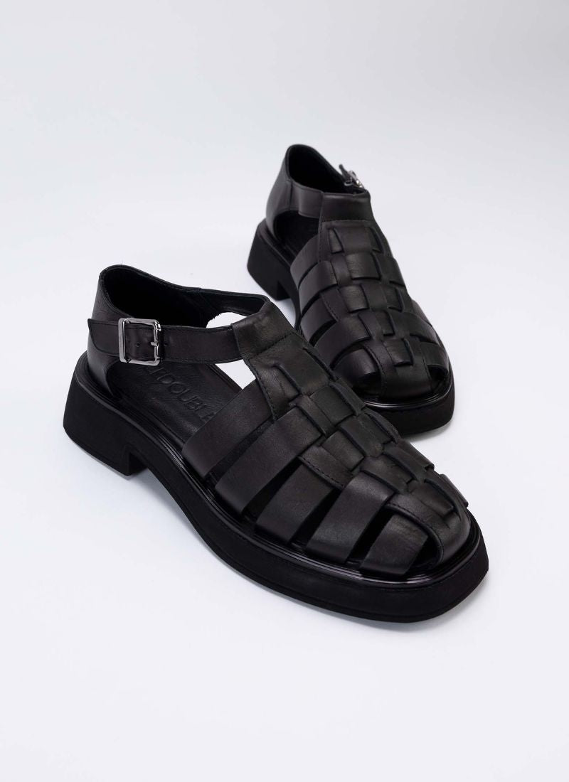 Wunderschöne, schwarze Echtleder-Sandalen mit weichen Riemchen. Das Design entspricht dem der beliebten Fisherman Sandal mit softer Hinterkappe und hochgezogener Front im Flechtlook. Hergestellt werden diese Schuhe von der deutschen Marke Cedoublé, die ausschließlich in Europa produzieren lässt.